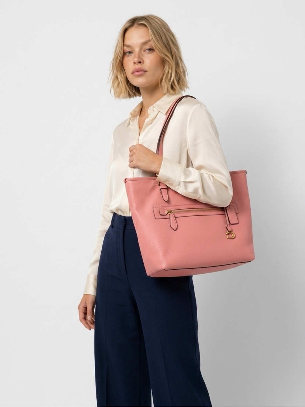 Coach tote rosa de piel granulada con herrajes dorados